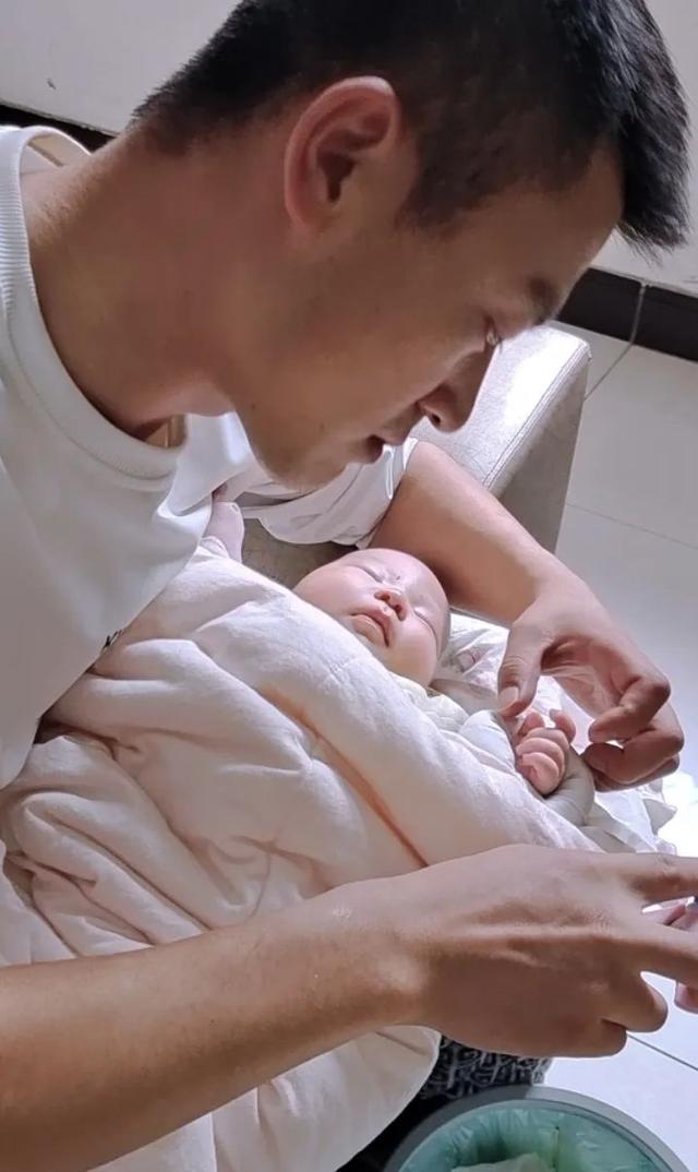 結(jié)婚2年紀(jì)念日的唯美句子發(fā)朋友圈，結(jié)婚兩周年紀(jì)念日朋友圈說(shuō)說(shuō)圖片？