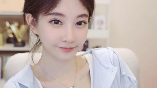 馮提莫曬直播素顏照，皮膚白嫩似水煮蛋，滿臉膠原蛋白超顯嫩