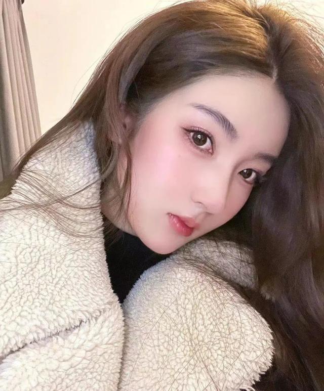 婚紗照發(fā)朋友圈配文字簡(jiǎn)短，婚紗照發(fā)朋友圈配文字簡(jiǎn)短搞笑？