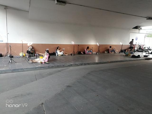 直播小姐姐，不容易蠻辛苦的