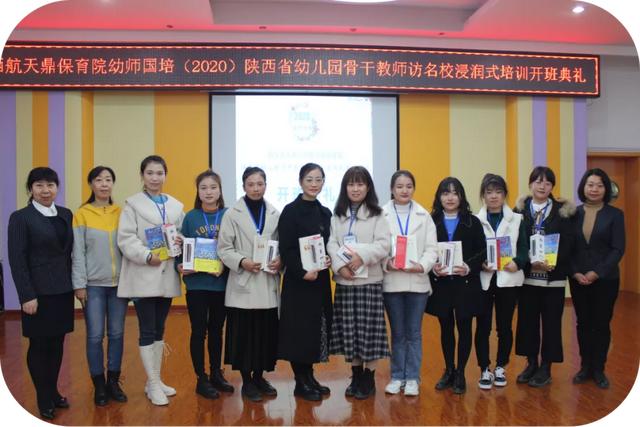幼兒園簡介廣告宣傳圖片，幼兒園簡介宣傳欄內(nèi)容圖片