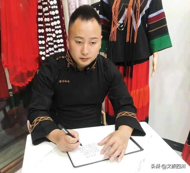抖音火的彝族歌曲叫啥，抖音彝族很火的一首歌？