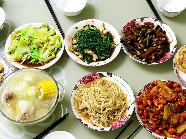 忙到這個點才吃晚飯的朋友圈說說搞笑，忙到這個點才吃晚飯的朋友圈說說怎么發(fā)？