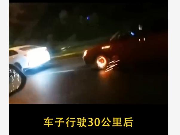 晚上開車小視頻10秒在車內，夜間自己開車的視頻？