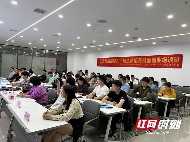 青少年無人機(jī)培訓(xùn)怎么收費(fèi)（北京無人機(jī)培訓(xùn)學(xué)校學(xué)費(fèi)多少）
