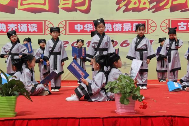 幼兒園簡介廣告宣傳圖片，幼兒園簡介宣傳欄內(nèi)容圖片