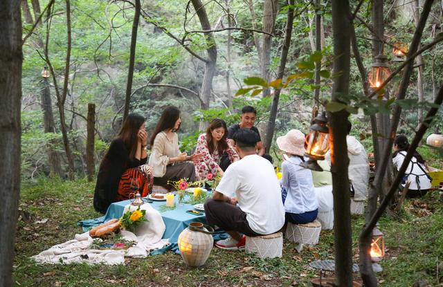 野餐朋友圈文案搞笑，野餐朋友圈文案短句？