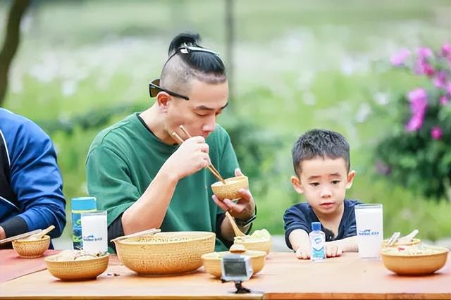 發(fā)孩子跳舞朋友圈怎么配文字說說圖片，發(fā)孩子跳舞朋友圈怎么配文字說說呢？