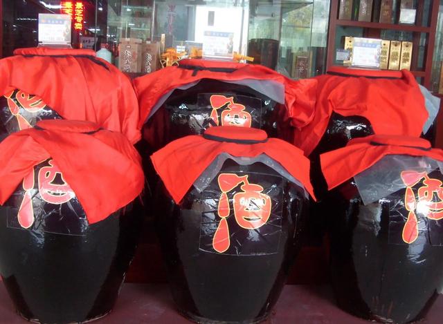 在鎮(zhèn)上開(kāi)個(gè)賣(mài)散酒的店怎么樣（賣(mài)散酒掙錢(qián)嗎利潤(rùn)多少）