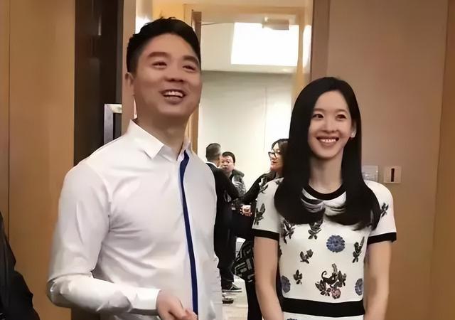 章澤天手拿奶茶，章澤天奶茶照片？