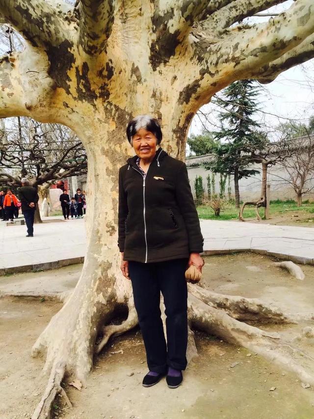 關(guān)于媽媽生日發(fā)朋友圈的句子，媽媽的生日發(fā)朋友圈的句子？