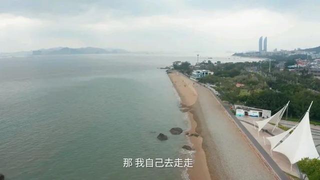 適合海邊的句子發(fā)朋友圈短句搞笑，適合在海邊發(fā)朋友圈的句子？