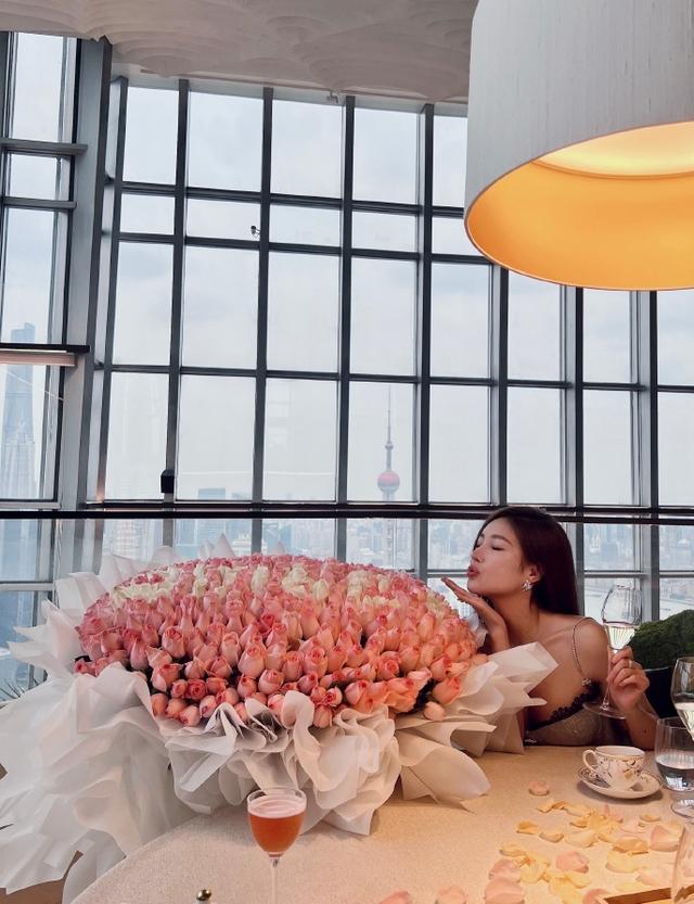 自己生日發(fā)朋友圈的圖片唯美句子，自己生日發(fā)朋友圈的圖片唯美搞笑？