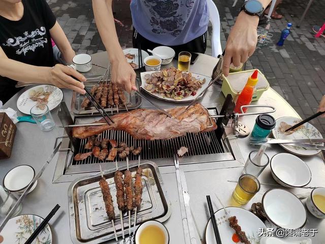 年會聚餐文案發(fā)朋友圈的文案，年會聚餐文案發(fā)朋友圈的文案怎么寫？