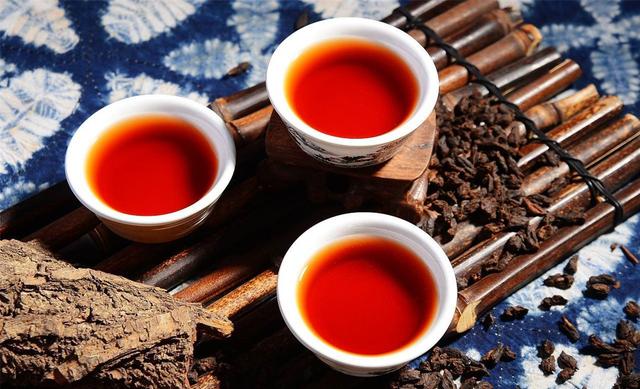 普洱茶經(jīng)期間能喝嗎（普洱生茶的保質(zhì)期一般是多久）