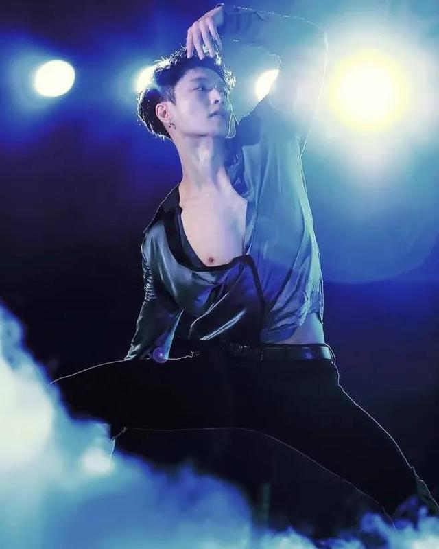 張藝興抖音很火的歌曲叫什么來著，張藝興抖音很火的歌曲叫什么歌？