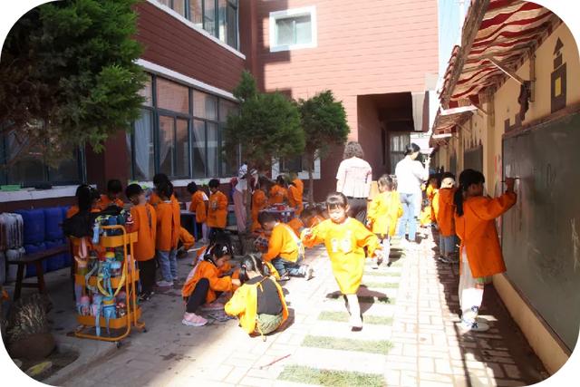 幼兒園簡介廣告宣傳圖片，幼兒園簡介宣傳欄內(nèi)容圖片