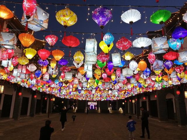 家庭主婦在家做什么賺錢又能帶孩子的說說怎么寫（在家?guī)薜募彝ブ鲖D怎么形容）