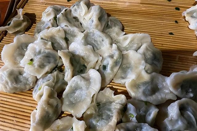 冬至吃餃子發(fā)朋友圈說(shuō)說(shuō)，冬至包餃子發(fā)朋友圈的句子？