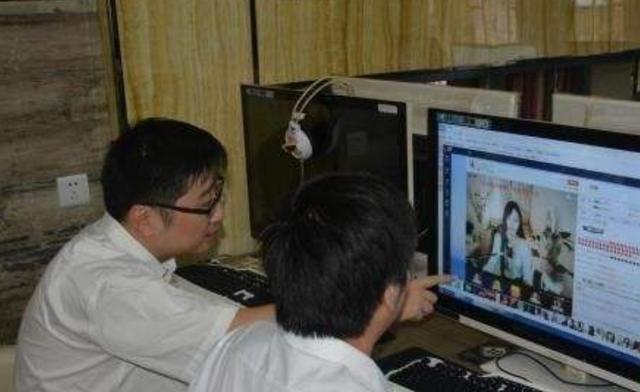陪人家睡覺賺錢，靠睡覺賺錢？