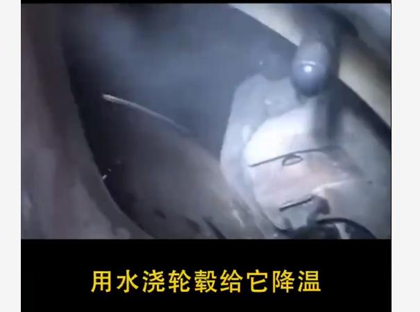 晚上開車小視頻10秒在車內，夜間自己開車的視頻？