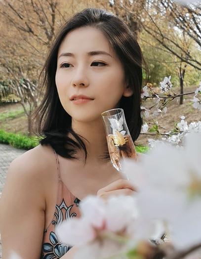 女人開什么直播最賺錢呢知乎（女人開什么直播最賺錢呢呢）