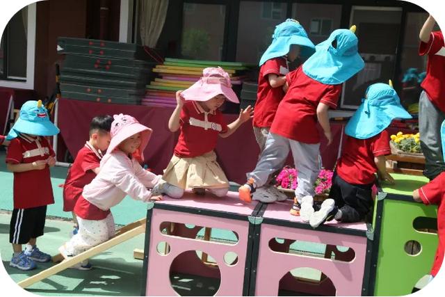 幼兒園簡介廣告宣傳圖片，幼兒園簡介宣傳欄內(nèi)容圖片