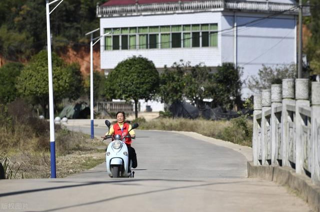 沒啥學(xué)歷的女生可以選擇什么掙錢，女生沒學(xué)歷適合做什么工作工資高？