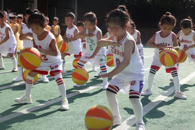 幼兒園簡介廣告宣傳圖片，幼兒園簡介宣傳欄內(nèi)容圖片