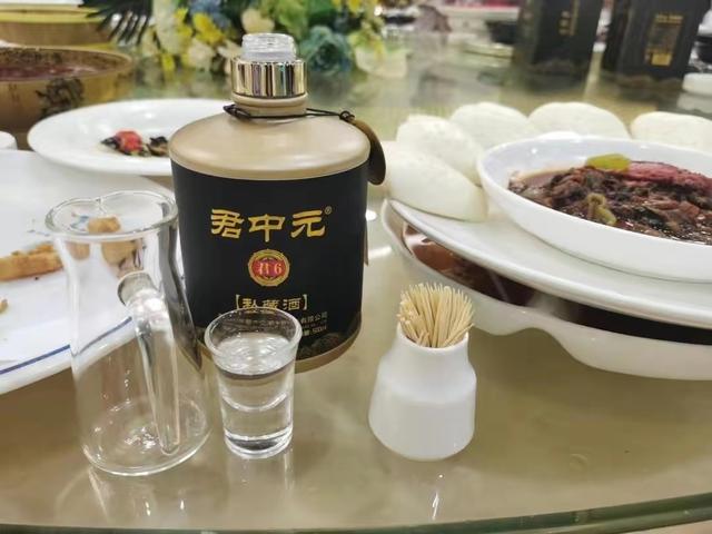 在鎮(zhèn)上開(kāi)個(gè)賣(mài)散酒的店怎么樣（賣(mài)散酒掙錢(qián)嗎利潤(rùn)多少）