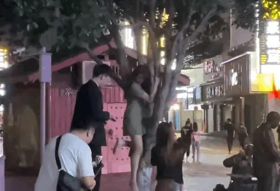 深夜路邊直播的女網(wǎng)紅，沒(méi)有才藝沒(méi)有互動(dòng)，為什么還那么多人觀看