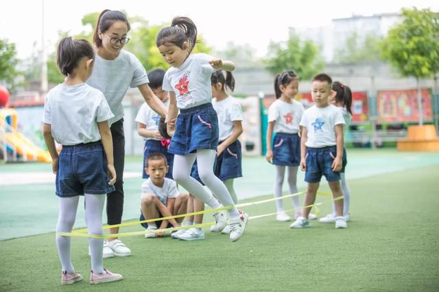 幼兒園簡介廣告宣傳圖片，幼兒園簡介宣傳欄內(nèi)容圖片