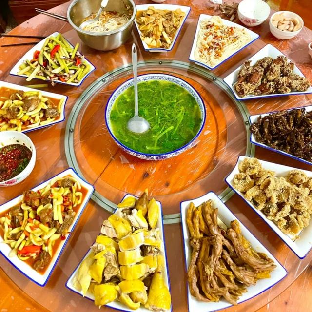 公司聚餐的文案短句干凈，開心聚餐幽默的句子？