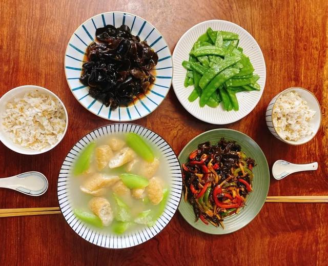 吃素食發(fā)朋友圈配字小紅書，發(fā)素食的朋友圈配文？