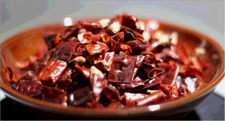 炒菜用的紅油是什么油（飯店里的紅油是什么油）