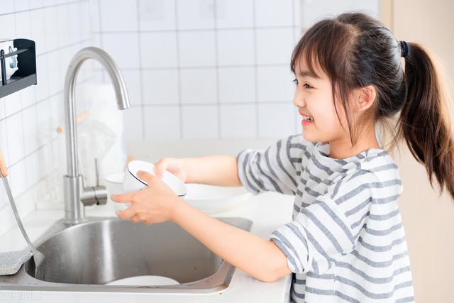 女人帶孩子掙不了錢的說說（有多少女人想掙錢又想陪孩子的句子）