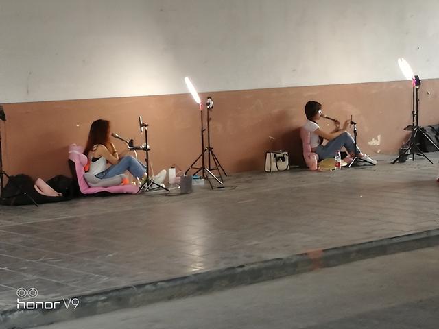 直播小姐姐，不容易蠻辛苦的