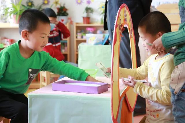 幼兒園簡介廣告宣傳圖片，幼兒園簡介宣傳欄內(nèi)容圖片