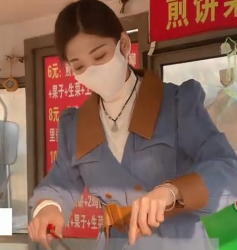 夜市擺地?cái)傎u什么最賺錢（女孩夜市賣什么掙錢）