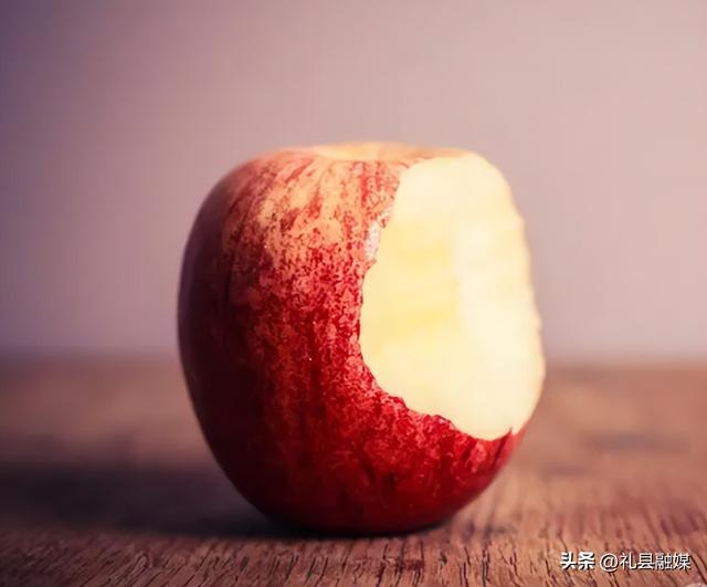 發(fā)朋友圈人情冷暖的句子圖片，朋友圈發(fā)人情世故是什么意思？