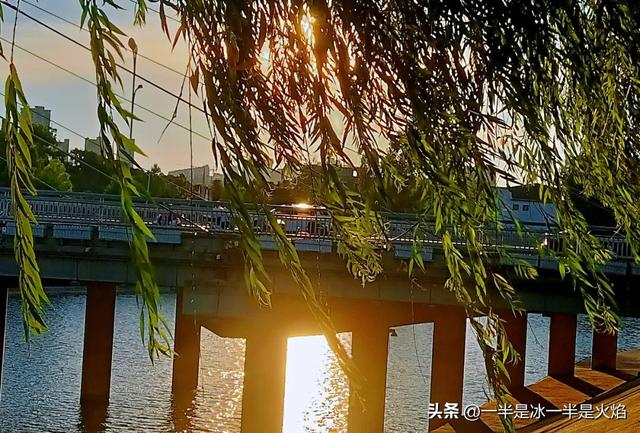 抖音輕飄飄的舊時光就這么溜走是什么歌，時光匆匆的歌詞有哪些歌抖音歌曲？