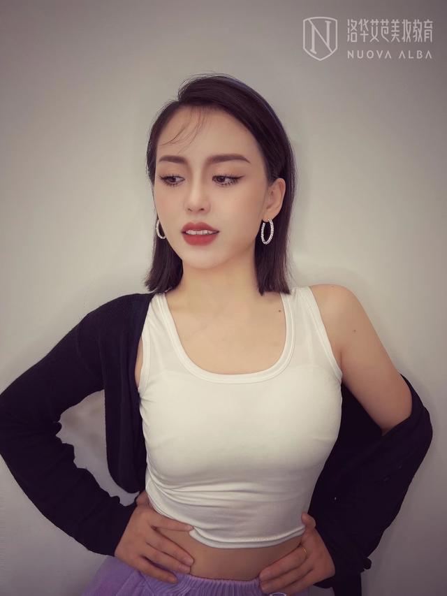 美甲培訓(xùn)班要多少錢一個(gè)月（一般學(xué)美甲多少錢）