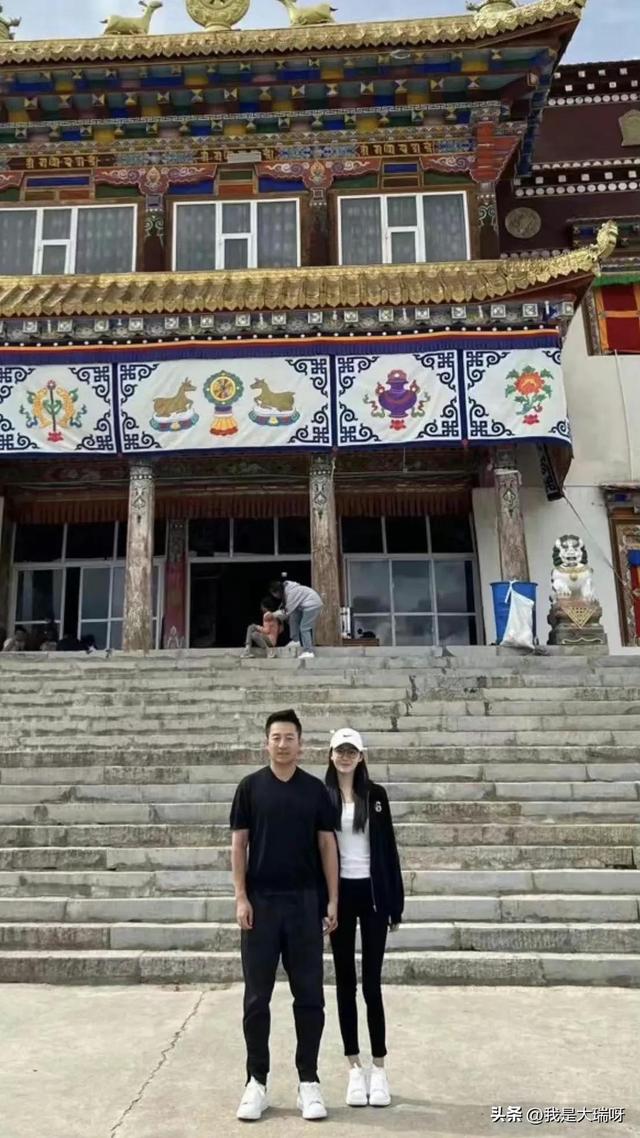 適合發(fā)朋友圈的牽手照片閨蜜，適合發(fā)朋友圈的牽手照片閨蜜文案？