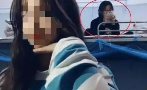 抓人封號！?？谀信疅o底線直播被處理_在擦邊露肉直播女大學(xué)生誰管