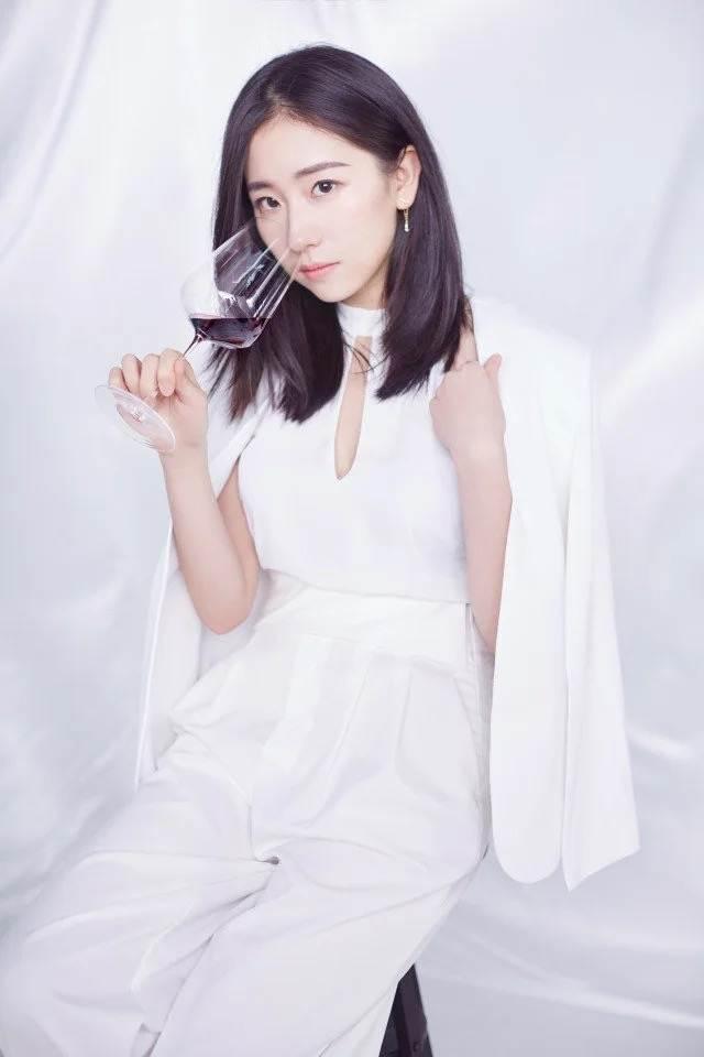 女人開什么直播最賺錢呢知乎（女人開什么直播最賺錢呢呢）