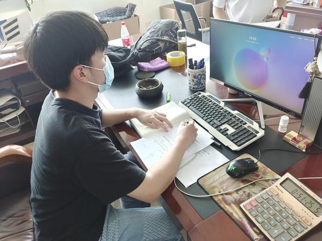 大學(xué)生創(chuàng)業(yè)計(jì)劃書摘要怎么寫300字，大學(xué)生創(chuàng)業(yè)計(jì)劃書摘要怎么寫300字報(bào)告？