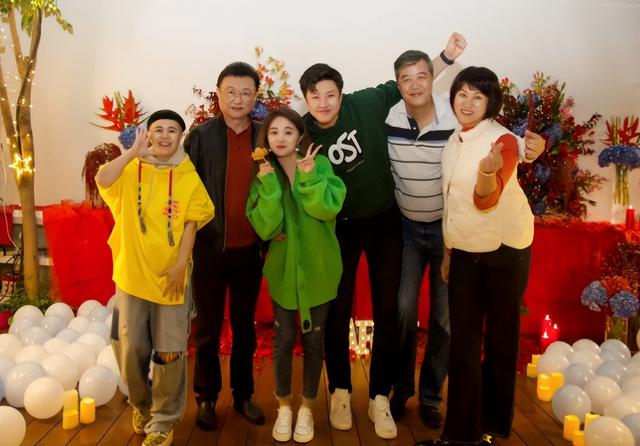 母親節(jié)訂婚發(fā)朋友圈的句子，媽媽給女兒訂婚祝福語(yǔ)？