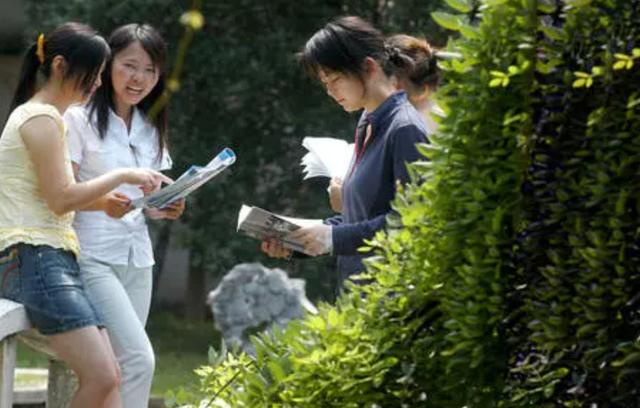 女生網(wǎng)上怎么賺錢（女生聊天賺錢的平臺）