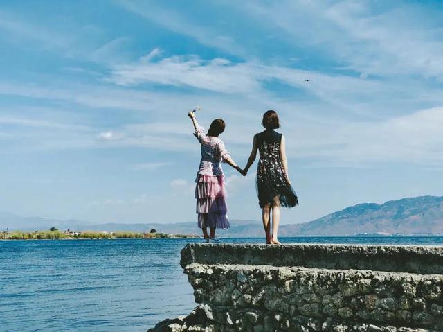 高情商女人發(fā)朋友圈的句子怎樣說這些看不起我的句子，情商高的女人發(fā)朋友圈說說？