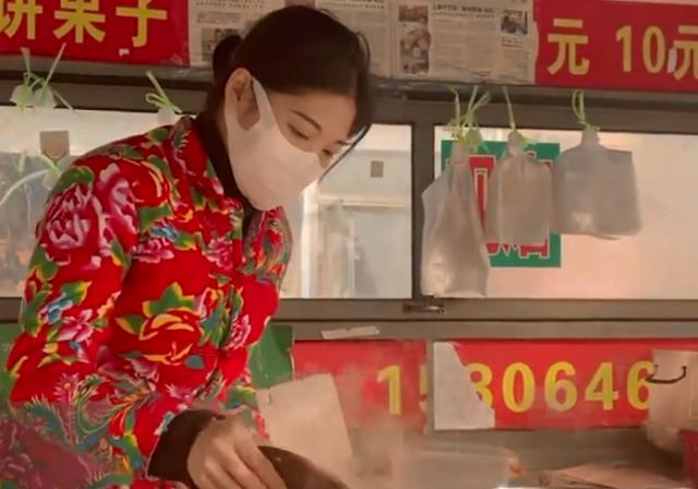 夜市擺地?cái)傎u什么最賺錢（女孩夜市賣什么掙錢）